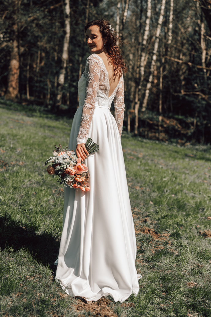 Svatební šaty i modely pro družičky si lze vybrat i v sortimentu značky NANICHE. A to jak klasiku...