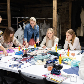 Vytvořit si svůj vlastní textilní obraz se rozhodla i redaktorka Lifee Monika.