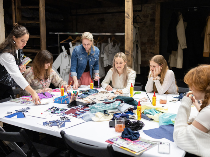 Vytvořit si svůj vlastní textilní obraz se rozhodla i redaktorka Lifee Monika.