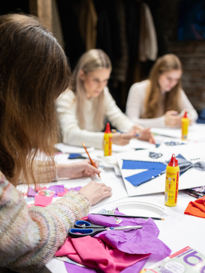 Předloh, kterými se dá inspirovat, bylo mnoho. Monika si nakonec vybrala obraz ve stylu skic módních návrhářů