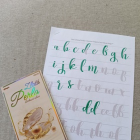 Pokud si nechcete pořídit předtištěnou kartičku, můžete si ji vyhotovit sami. A to například pomocí kaligrafického písma.