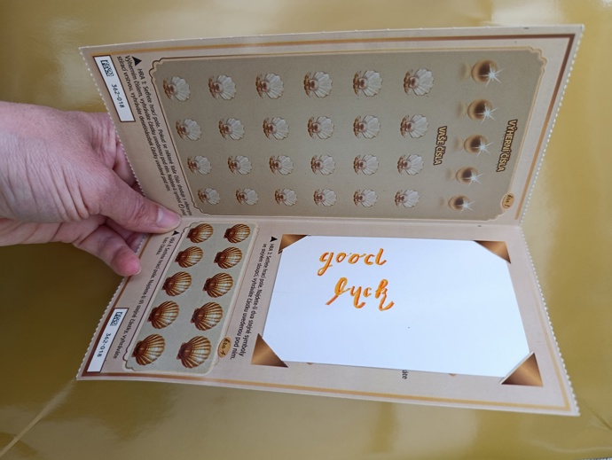 Vlastnoručně psaná kartička se vzkazem sice nemusí být tak dokonalá jako předtištěná, zato je originální a psaná s láskou.