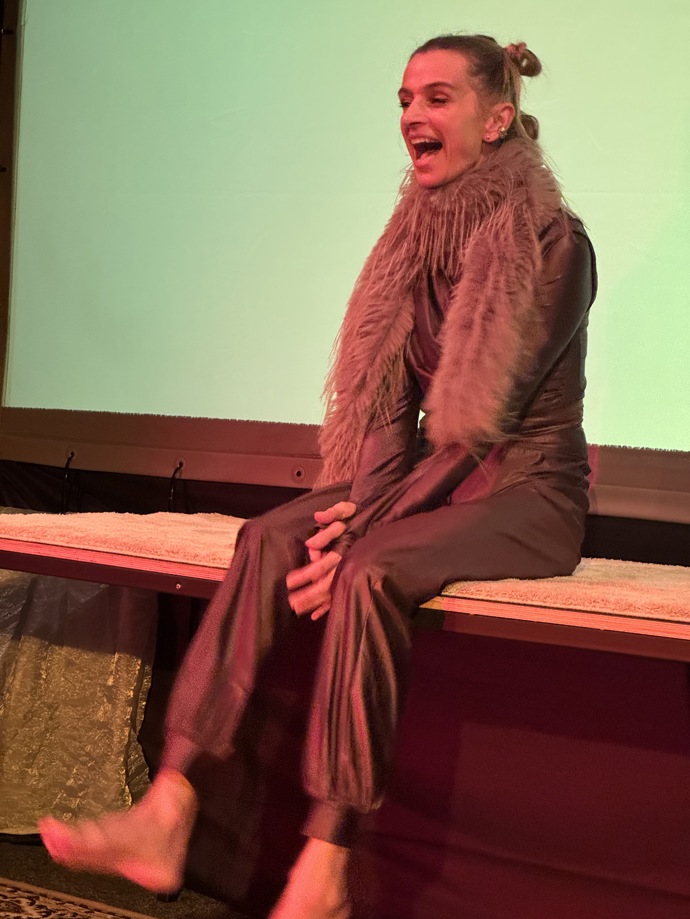 Oblékla speciálně navržený tmavě hnědý dres na bikram jógu a chlupaté boa, které sehnala na Temu. 