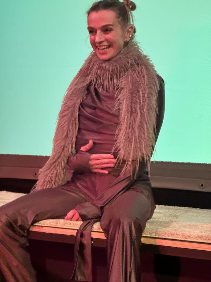 V kostýmu chtěla Ivana hlavně schovat své hubené nožky. 