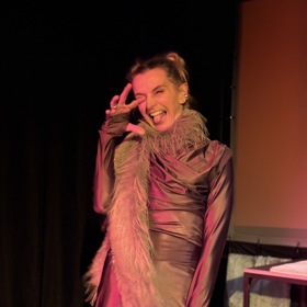 Proměna Ivany Jirešové v kočku je fascinující. 