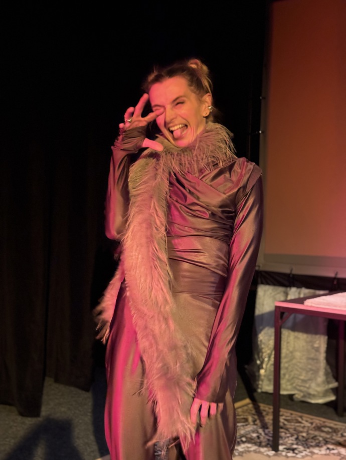 Proměna Ivany Jirešové v kočku je fascinující. 