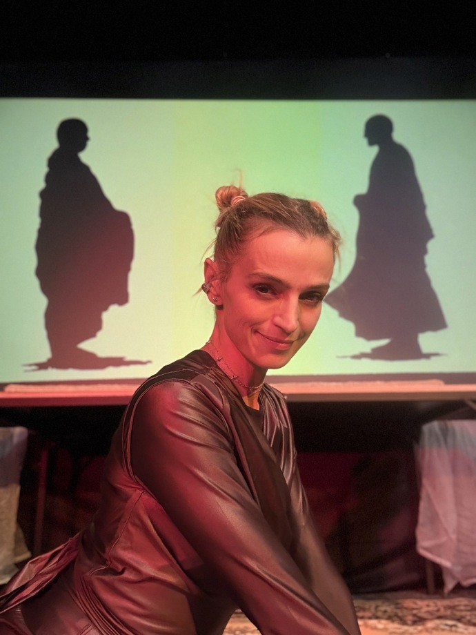 Herečka Ivana Jirešová se proměnila v divadelní kočku v nové one woman show Dalajlámova kočka. 