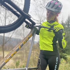 Slavná sportovkyně se nebojí ani náročnějších podmínek.