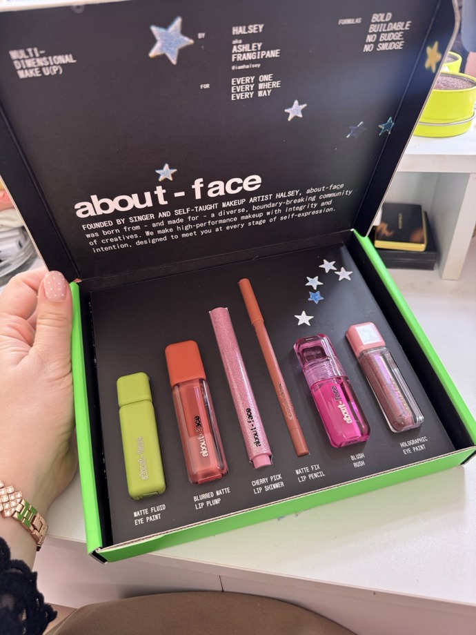 Další testovaný kousek v článku je značka about-face zpěvačky Halsey, která je nově v Česku v parfumerii Douglas. 