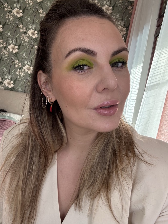 Jako hlavní musím vyzdvihnout oční stíny, protože nic tak skvěle držícího na očích jsem zatím v tekutých stínech nenašla. Na otestování jsem dostala zelené stíny, které vypadají skvěle jak  na celém víčku, tak i jen jako línka, či jiný geometrický tvar. Drží celý den tak, jak se ráno namalujete, a to bez podkladových bází. 