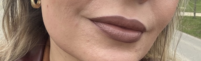 A zde líčení oběma produkty, vyfocené na denním světle. 