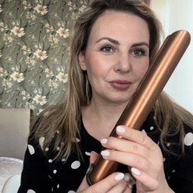 Vyzkoušela jsem Dyson žehličku Corrale, která se nabíjí ve stojánku, tudíž nemá zamotávající se kabel a hlavně se hodí i na cesty. Ve videu v článku najdete video tří druhů vln, které jsem s ní zkusila. 