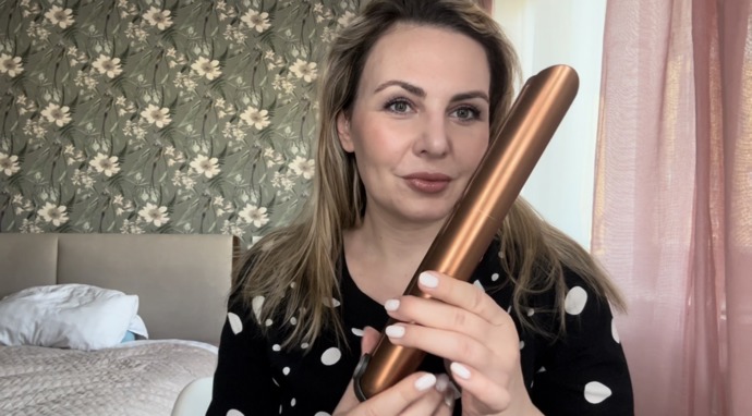 Vyzkoušela jsem Dyson žehličku Corrale, která se nabíjí ve stojánku, tudíž nemá zamotávající se kabel a hlavně se hodí i na cesty. Ve videu v článku najdete video tří druhů vln, které jsem s ní zkusila. 