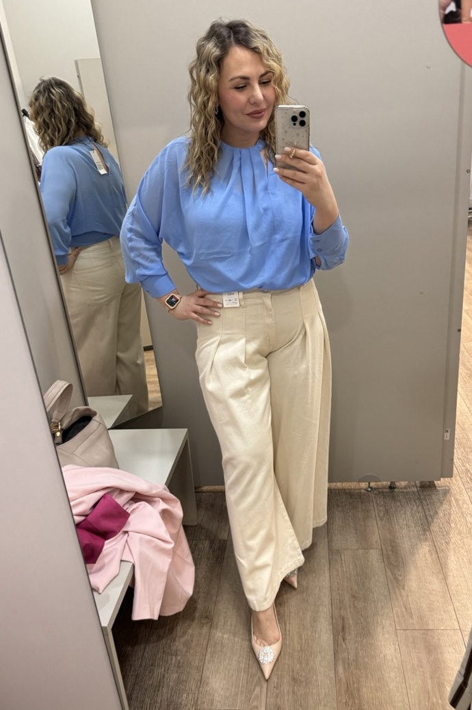 Halenka je taktéž Marks&Spencer a je v ní všité tílko, aby nebyla tak průhledná. Cena je ovšem 1 899 Kč před slevou, takže se mi nevešla do omezeného rozpočtu, jinak bych ji vzala ke všem zkoušeným kalhotám. 