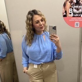 Tyto kalhoty byly žhavým kandidátem na koupi, velmi pohodlné, elegantní a dlouhé, což mám ráda. Cena kalhot je 1 299 Kč před slevou. 