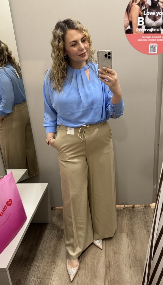 Tyto kalhoty byly žhavým kandidátem na koupi, velmi pohodlné, elegantní a dlouhé, což mám ráda. Cena kalhot je 1 299 Kč před slevou. 