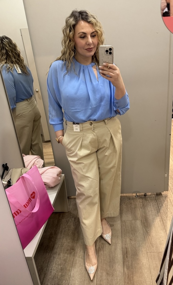 Výhercem ovšem na jaro zůstaly chinos ve střihu barrel v krásné pískové barvě. Původní cena 1 099, po slevě 846 korun. 