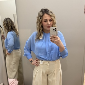 První jsem vyzkoušela světlé džíny zajímavého střihu, které ovšem trošku rozšiřují, takže pro mou postavu ne uplně vhodné. A víte, co mi chybělo? Kapsy! Džíny jsou Marks&Spencer a jejich cena bez slevy je 1 499 Kč. 