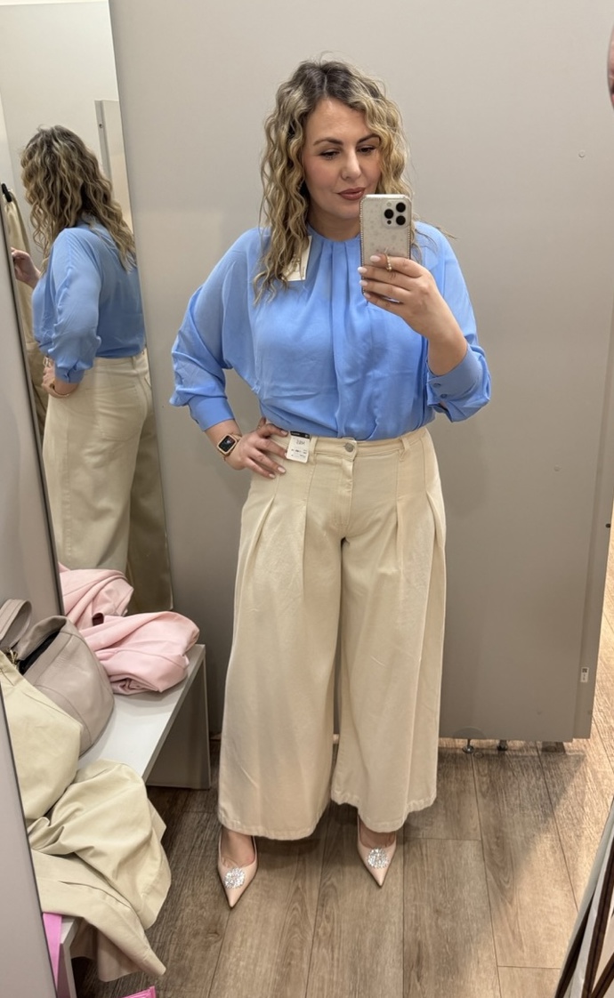 První jsem vyzkoušela světlé džíny zajímavého střihu, které ovšem trošku rozšiřují, takže pro mou postavu ne uplně vhodné. A víte, co mi chybělo? Kapsy! Džíny jsou Marks&Spencer a jejich cena bez slevy je 1 499 Kč. 