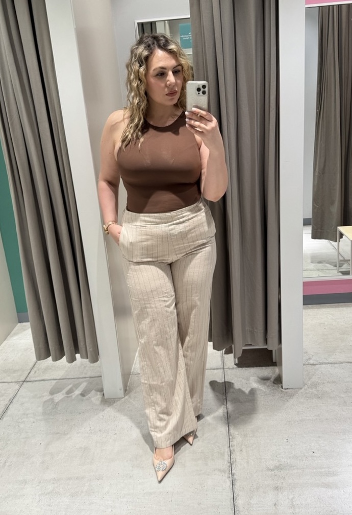 Kalhoty z kompletu stojí 649 Kč před slevou a po ní 467 Kč. Takto skvěle vypadají s bodíčkem se všitou podporou pro prsa. Toto už je za mě jeden hotový outfit. 