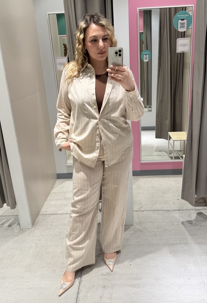 Další verzí outfitu je přidání košile, která je stejně jako vestička do kompletu s kalhotami. Cena košile je 599 Kč a po slevě 431 Kč. 