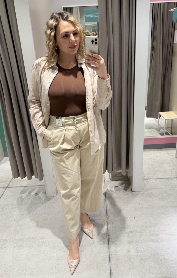 A nebo celé dohromady i s košilí, barevně to ladí lépe než na fotce vzhledem ke světlu v kabinkách. Ale vidíte tu variabilitu, že? 