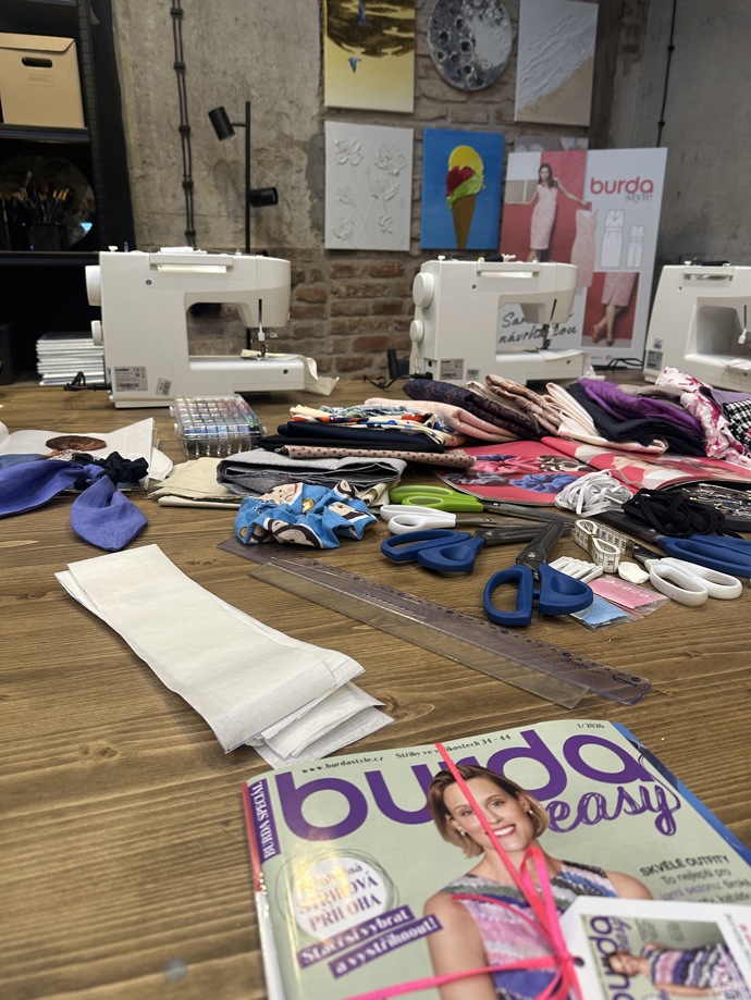 Časopis BurdaStyle ve spolupráci s ArtLab v pražských Holešovicích uspořádal kreativní workshop pro zájemce o šití.