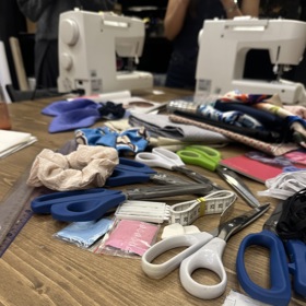 Účastníci si mohli vybrat mezi ušitím vlastní gumičky do vlasů zvané scrunchie...