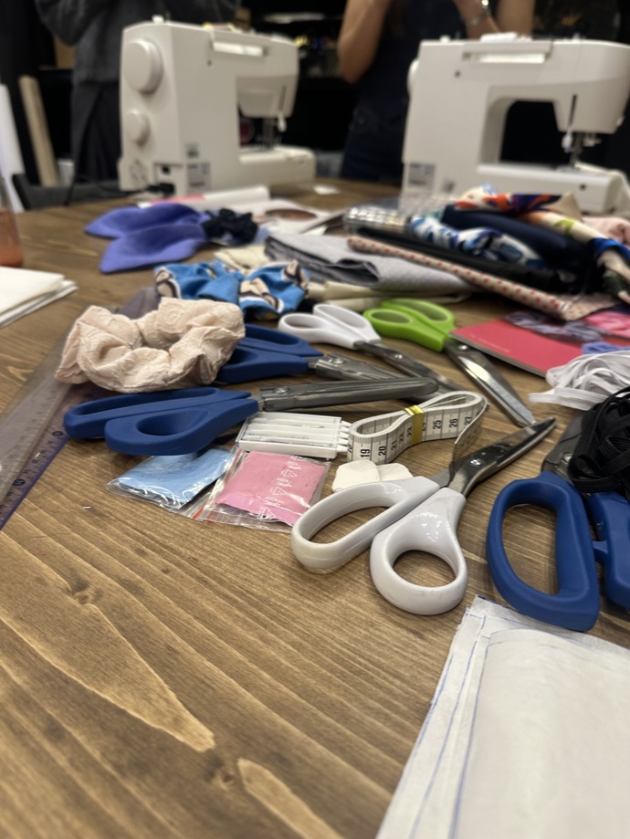 Účastníci si mohli vybrat mezi ušitím vlastní gumičky do vlasů zvané scrunchie...