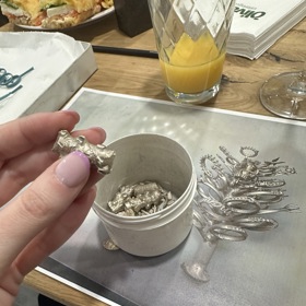 Jedním ze způsobů výroby šperků je pomoc formy, která připomíná strom. Vzniklé šperky se z ní pak ručně odstřihávají. Svoje uplatnění najde i přebytečný materiál