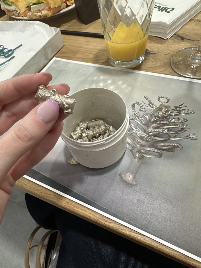 Jedním ze způsobů výroby šperků je pomoc formy, která připomíná strom. Vzniklé šperky se z ní pak ručně odstřihávají. Svoje uplatnění najde i přebytečný materiál