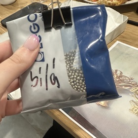 Vždycky se proto míchá s dalšími kovy. Například tato příměs dlaších kovů, které se obecně říká legura, je určená pro výroby šperků z bílého zlata.