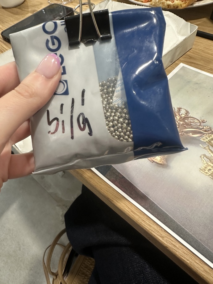 Vždycky se proto míchá s dalšími kovy. Například tato příměs dlaších kovů, které se obecně říká legura, je určená pro výroby šperků z bílého zlata.