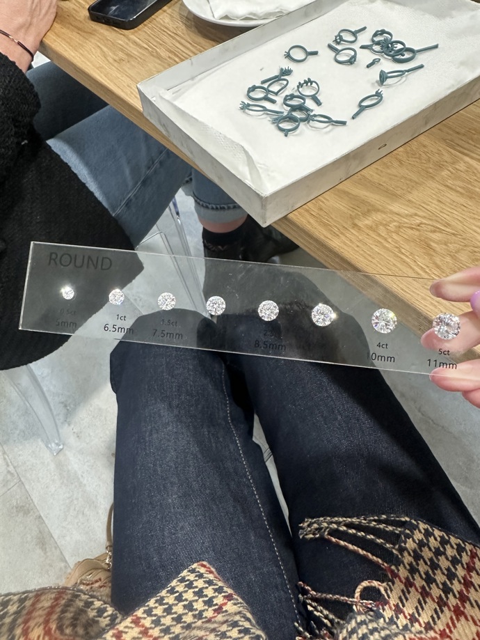 Drahé kameny se kupují na burze a mají odlišné velikosti. Vždy ale mají certifikát o pravosti a kvalitě