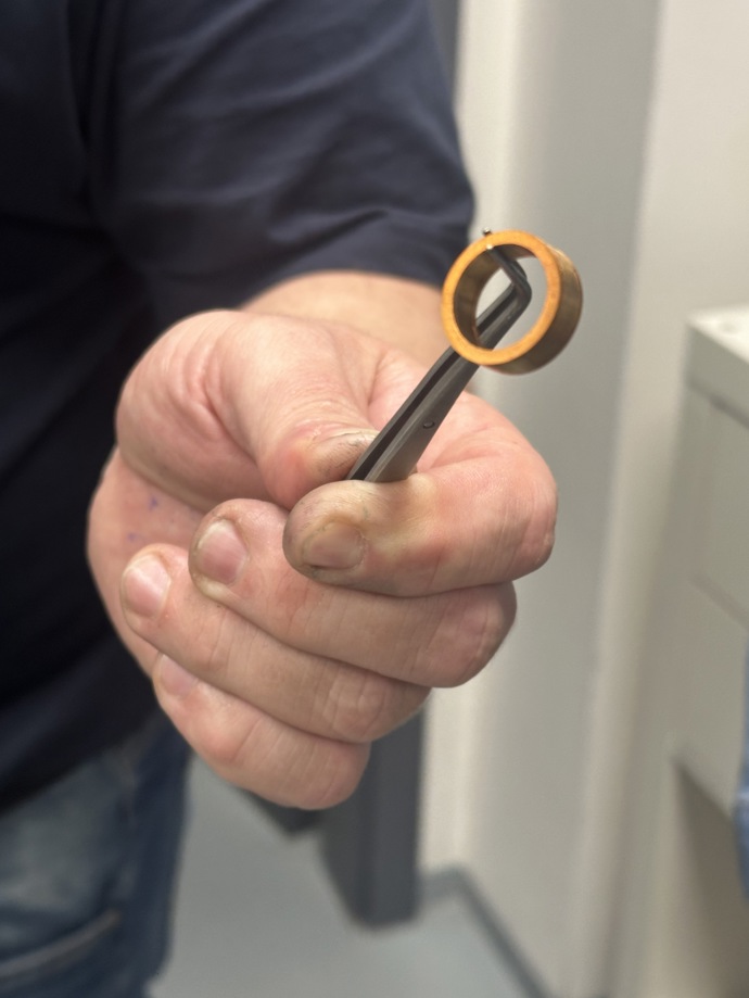 Kovové tyče se řežou na požadované kusy podle velikosti.