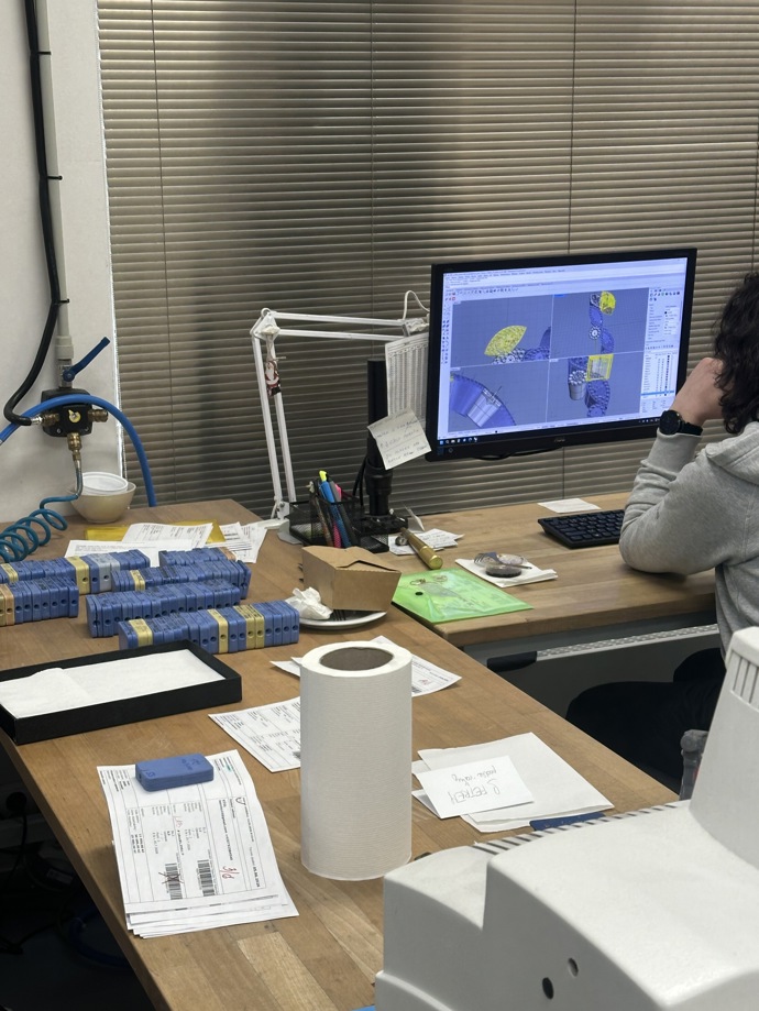 Návrh každého šperku se nejprve přenáší do podobu 3D modelu, který se vytváří na počítači.