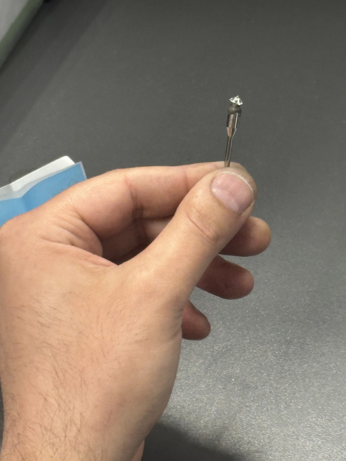 Práce tzv. faséra, tedy odborníka, který kameny do šperku zasazuje, patří mezi ty nejpreciznější a nejklíčovější.