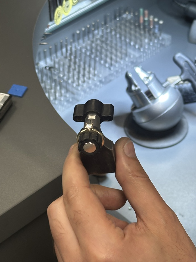 V každém případě jde bez nadsázky o milimetry. Laické oko sice rozdíl nepozná, správné zasazení ale rozhoduje o životnosti šperku i celkovém dojmu.