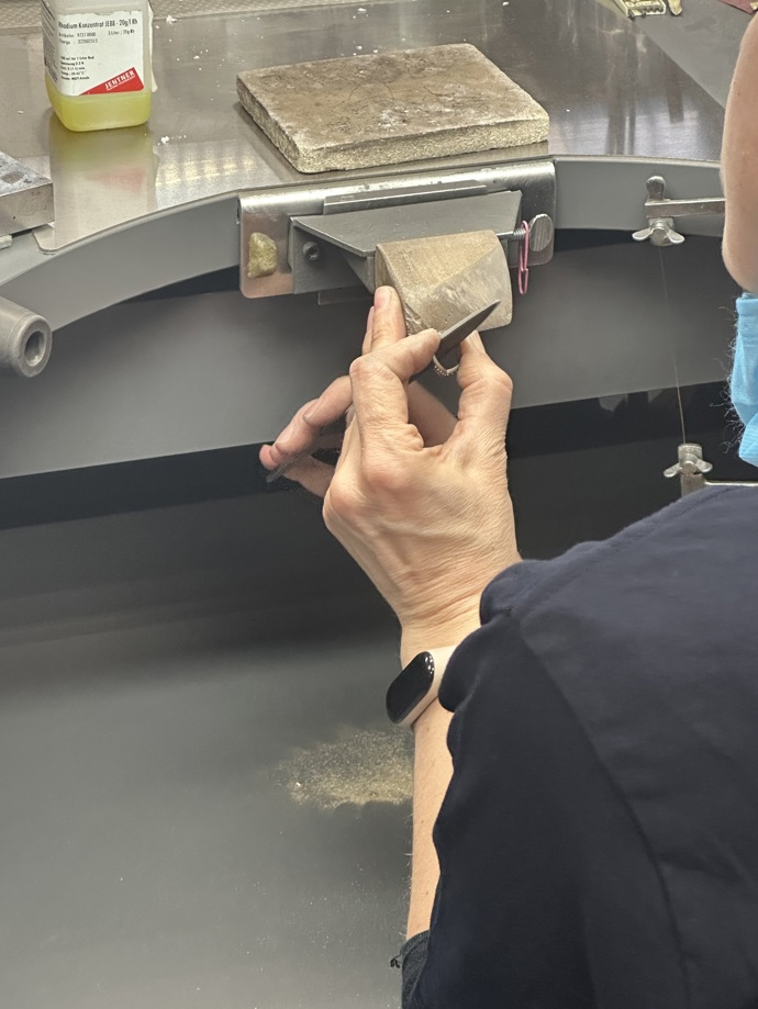 Ačkoliv ve zlatnické dílně firmy Rýdl Šperky mají k dispozici i různé stroje, většina práce probíhá ručně.