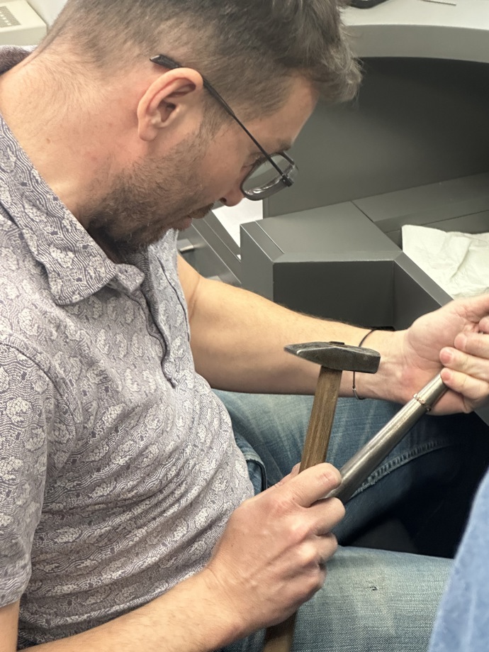 Například včetně tepání, které prstenům dodává charakteristickou strukturu.