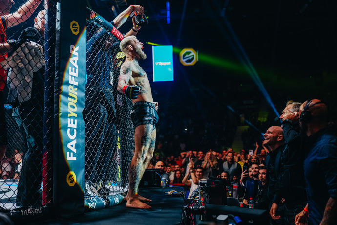 Radek Roušal oslavuje výhru.