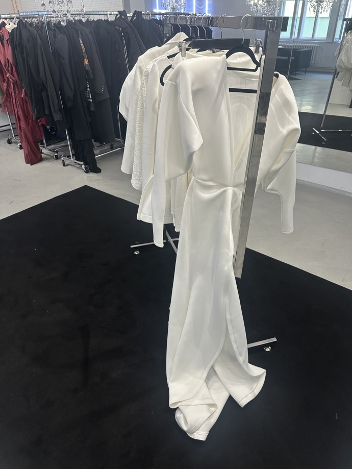 Šaty s hlubokým výstřihem do V a rozparkem zaujmou na první pohled.