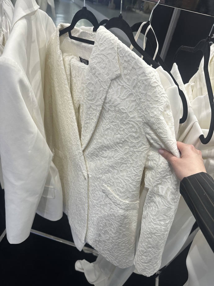 Originální byl i kalhotový kostýmek s volně našitou krajkou.