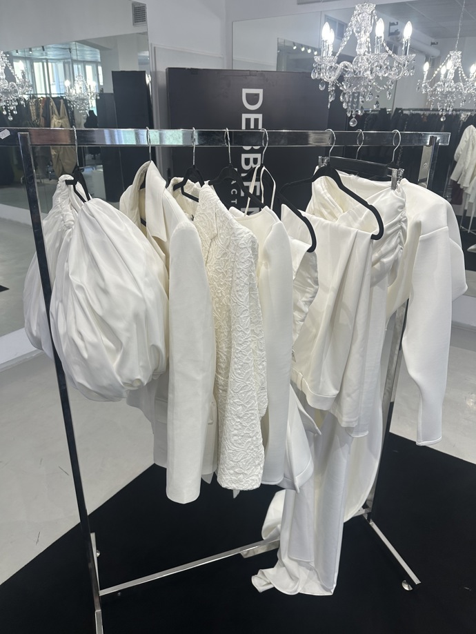 Část svatební kolekce si v pražském ateliéru Debbie Brown prohlédla i módní redaktorka Lifee Monika.