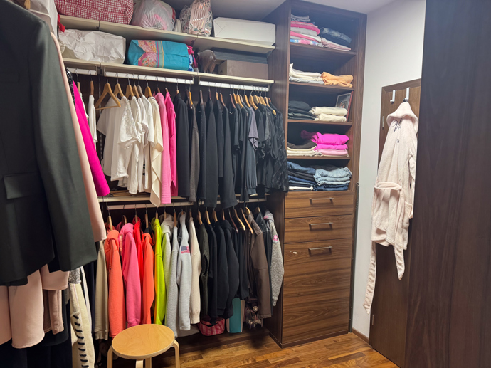 Monika Marešová má šatnu rozdělenou nejen na společenskou a sportovní sekci, ale také má oblečení roztříděné podle barev.