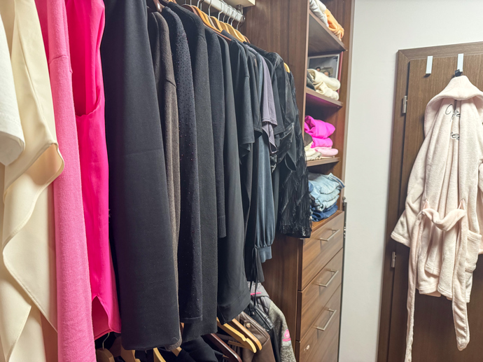 Pohled na elegantní sekci šatny.