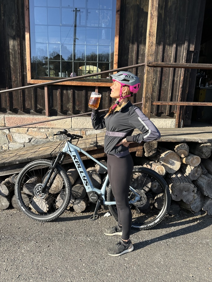 Nastávající dvojnásobná maminka si umí život naplno užívat.