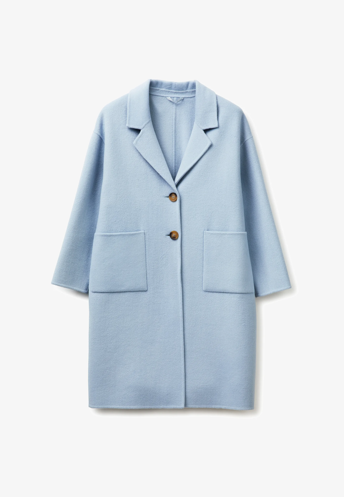 Světle modrý kabát seženete třeba u značky United Colors of Benetton za 4999 Kč.