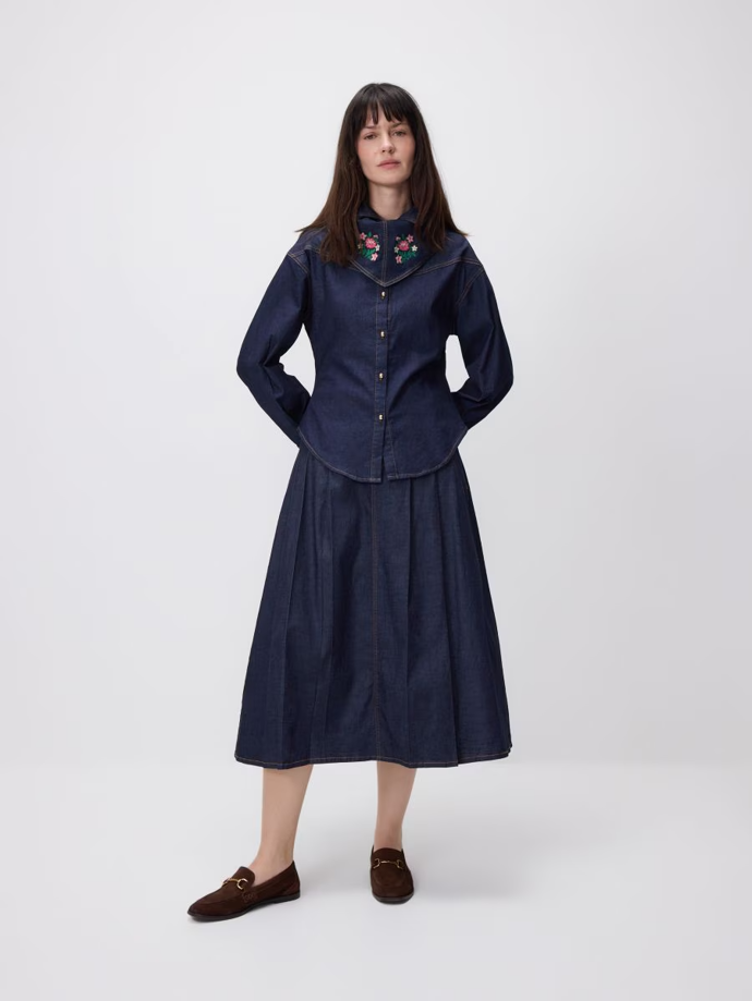 Džínová košile s šátkem a midi sukně, Reserved, košile 999 Kč, sukně 999 Kč