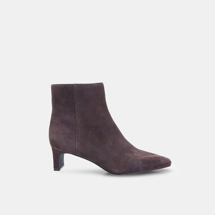 Kotníčkové boty do špičky vás také opticky prodlouží. Tento model je od značky Baťa a jeho cena je 1999 Kč.
